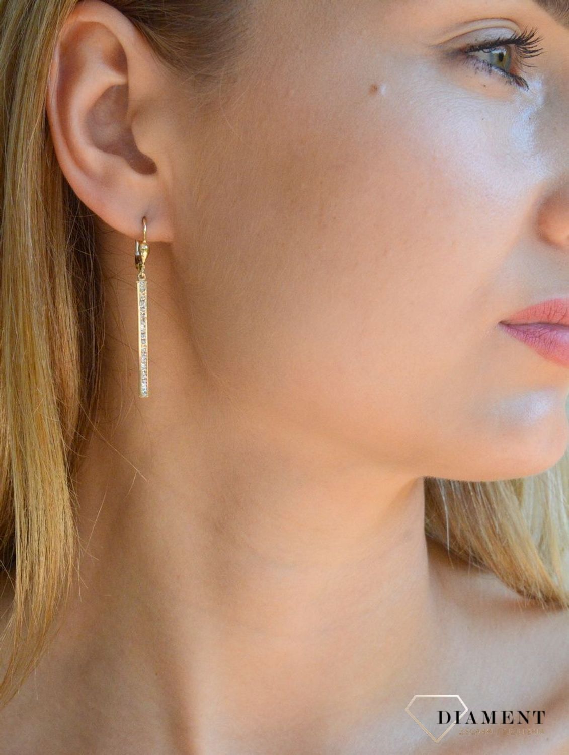 Złote kolczyki 375 patyczki z cyrkoniami KL 9553 375. Złote kolczyki damskie. Złote kolczyki wiszące z cyrkoniami. Złote kolczyki klasyczne damskie. Złote kolczyki 375 idealne na prezent..jpg